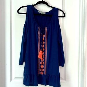 Super cute flowy women’s top in like new condition!